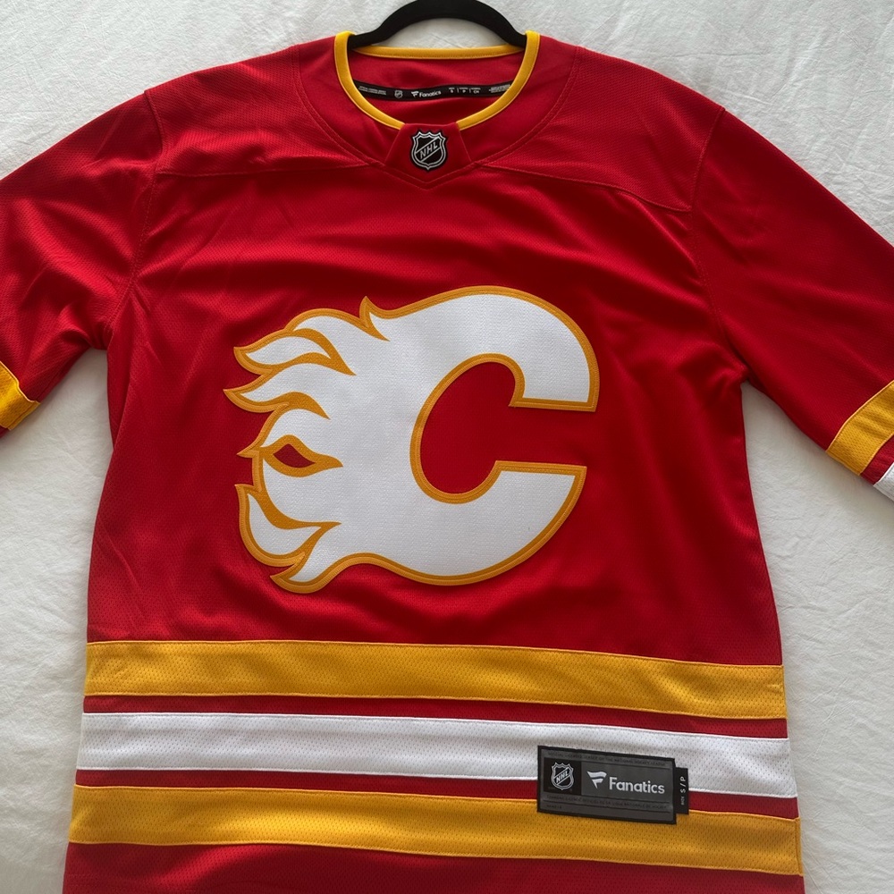 Calgary Flames Hockey Jersey Size SMALL